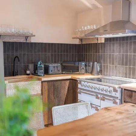 בית נופש Quirky Retreats - The Coach House