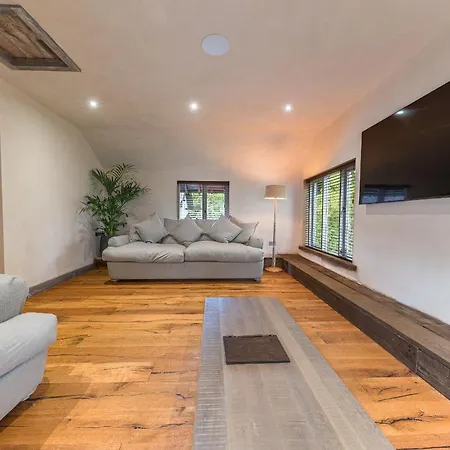 Quirky Retreats - The Coach House בית נופש ווינדרמר