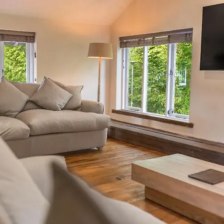 Quirky Retreats - The Coach House בית נופש *